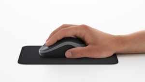  Souris Sans Fil Logitech M185 - L'Essentiel Fiable pour une Navigation au QuotidienDécouvrez la souris sans fil Logitech M185, une solution fiable et économique pour naviguer sur votre ordinateur en toute liberté. Conçue pour une utilisation quotidienne intensive, cette souris sans fil offre une grande précision, un confort immédiat et une autonomie exceptionnelle, parfaite pour le bureau, la maison ou les déplacements. Grâce à son petit récepteur USB plug-and-play, la souris Logitech M185 est reconnue instantanément par votre PC ou Mac, sans installation de pilote. Ce modèle ambidextre et compact est l'accessoire idéal pour remplacer une souris défaillante ou équiper un parc informatique. Profitez d'une connexion fiable et sans interférence avec la technologie sans fil 2,4 GHz. Le petit récepteur USB nano reste discrètement connecté à votre ordinateur, même dans un sac d'ordinateur portable. Il établit une liaison stable jusqu'à 10 mètres de distance, éliminant les tracas des câbles encombrants. Bénéficiez d'une précision fluide sur pratiquement toutes les surfaces. Le capteur optique avancé de la souris M185 suit vos mouvements avec exactitude, que vous utilisiez un bureau, un tapis de souris ou même une surface plane non réfléchissante. La molette de défilement précise et silencieuse rend la navigation sur le web ou dans les documents particulièrement agréable. Oubliez les changements de pile fréquents grâce à une autonomie extrêmement longue. Optimisée pour une efficacité énergétique maximale, cette souris fonctionne avec une seule pile AA. Elle offre jusqu'à 18 mois d'autonomie, ce qui vous évite les interruptions et les dépenses régulières. Appréciez un design compact, confortable et universel. La forme symétrique de la souris Logitech M185 convient naturellement aux droitiers et aux gauchers. Son format réduit et son poids plume en font la compagne parfaite des ordinateurs portables. Spécifications Techniques Détaillées : Caractéristique Détail Technique Modèle Souris Sans Fil Logitech M185 Connexion Sans fil 2.4 GHz avec récepteur USB Unifying/Nano (Plug-and-Play) Portée Jusqu'à 10 mètres Capteur Capteur optique Autonomie Jusqu'à 18 mois (avec 1 pile AA incluse) Compatibilité Windows, macOS, Linux, Chrome OS, iPadOS Design Forme symétrique et ambidextre Couleur(s) Noir, Bleu, Rouge, Blanc (selon disponibilité) Dimensions (L x P x H) 9,5 cm x 5,9 cm x 3,8 cm Poids 78 g (avec pile) Garantie Garantie limitée de 1 à 3 ans (selon région) Pour Qui ? La souris sans fil Logitech M185 est le choix intelligent pour tous. Elle est parfaite pour les professionnels cherchant un périphérique fiable et sobre, pour les étudiants avec un budget serré, pour les familles qui ont besoin d'un équipement simple et robuste, ou pour toute personne souhaitant une souris secondaire. Sa polyvalence et son excellent rapport fiabilité-prix en font un produit inratable. LOGITECH SOURIS M185 Wireless 