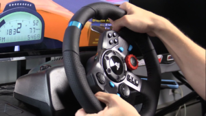 LOGITECH G29 DRIVING FORCE RACING VOLANT GAMING HAUTE PRÉCISION AVEC FORCE FEEDBACK POUR SIMULATEUR DE CONDUITE PC ET CONSOLESLe volant Logitech G29 Driving Force Racing est conçu pour offrir une expérience de conduite ultra-réaliste aux joueurs et passionnés de simulation automobile. Développé par Logitech, leader mondial des périphériques gaming, ce volant racing combine haute précision, confort ergonomique et technologie avancée pour transformer chaque session de jeu en véritable expérience immersive, que ce soit sur PC ou sur consoles compatibles. Équipé de la technologie Force Feedback, le Logitech G29 restitue fidèlement chaque sensation de route, chaque virage serré et chaque interaction avec la voiture virtuelle. Les mouvements du volant sont réalistes et précis, permettant au joueur de ressentir le grip, les dérapages et les collisions avec une exactitude exceptionnelle. Cette immersion totale rend le G29 idéal pour les jeux de simulation automobile, les compétitions e-sport et les joueurs exigeants en matière de réalisme. Le volant Logitech G29 Driving Force Racing intègre également des pédales en métal robustes pour un contrôle optimal de l’accélération, du freinage et de l’embrayage. La disposition ergonomique des pédales permet une réponse précise et rapide, essentielle pour les courses à haute vitesse et les simulations réalistes. Chaque pédale offre une résistance calibrée pour reproduire fidèlement la sensation d’un vrai véhicule, augmentant l’authenticité et le plaisir de conduite. La conception du volant est pensée pour le confort et la durabilité. Le volant est recouvert de cuir cousu main pour une prise en main confortable et antidérapante. Les boutons et commandes intégrés sont accessibles facilement pendant la conduite, permettant de gérer les fonctions du jeu sans quitter les mains du volant. Cette ergonomie avancée assure une utilisation prolongée sans fatigue et un contrôle maximal pour les sessions de jeu intensives. Le Logitech G29 est compatible avec une large gamme de jeux de course et de simulateurs automobiles sur PC et PlayStation. Sa polyvalence en fait un choix parfait pour tous les types de joueurs, du débutant au professionnel, et permet d’exploiter pleinement les fonctionnalités de chaque jeu grâce à sa précision et ses commandes réactives. Le volant G29 Driving Force Racing est particulièrement recommandé pour les amateurs de simulations de conduite réalistes, les compétiteurs e-sport et les passionnés de course automobile virtuelle. Il offre un contrôle mécanique précis, une immersion totale et une durabilité adaptée aux longues sessions de jeu. Le G29 est également compatible avec les cockpits de simulation, permettant de créer un setup de course complet et professionnel. LOGITECH G29 Driving Force Racing