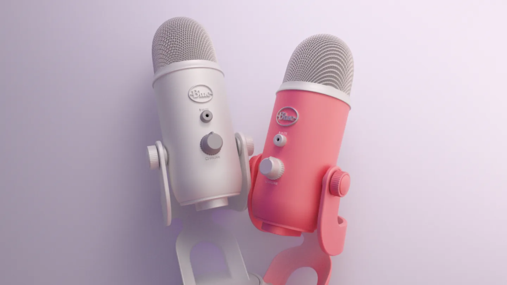  Microphone USB Logitech YETI - Aurora Collection | Design Exclusif pour le StreamingDonnez un style unique à votre flux et captez une audio parfaite avec le microphone Logitech YETI de la Aurora Collection. Cette édition spéciale, disponible dans les finitions exclusives Pink Dawn (rose aube) et White Mist (brume blanche), est conçue pour être le complément esthétique et performant de votre setup Logitech G Aurora. Bien plus qu'un simple microphone, le Logitech YETI Aurora Collection vous permet de streamer avec style et professionnalisme, en offrant une qualité sonore studio et des outils logiciels puissants. Design Exclusive et Intégration Parfaite Le YETI Aurora Collection a été pensé pour s'harmoniser parfaitement avec votre clavier, souris et casque Logitech G de la même collection. Ses finitions uniques Pink Dawn et White Mist transforment votre espace de streaming en un univers cohérent et visuellement impactant. Pour aller plus loin, le kit inclut un code de téléchargement pour des thèmes Streamlabs exclusifs, vous permettant d'unifier l'apparence de vos overlays à celle de votre matériel. Qualité Audio Studio et Polyvalence Maximale Au cœur de ce microphone USB premium se trouve une technologie audio éprouvée. Il est équipé de trois capsules à condensateur 14 mm brevetées Blue, capables de capturer les nuances de votre voix avec une clarté exceptionnelle. Vous pouvez choisir parmi quatre motifs polaires (directivités) : cardioïde (parfait pour le streaming solo), bidirectionnel (pour les interviews), omnidirectionnel (pour les réunions) et stéréo (pour la musique). Cette polyvalence fait du YETI pour Aurora Collection un microphone adapté à tous vos contenus. Logiciel Blue VO!CE et Compatibilité Étendue Libérez tout le potentiel de votre microphone avec le logiciel Blue VO!CE, accessible via Logitech G HUB. Cette suite d'outils vous permet d'appliquer des effets vocaux en direct (comme une voix robotisée ou un effet "hélium"), d'utiliser des échantillons audio HD pour ponctuer votre stream, et de peaufiner votre son avec un égaliseur, un compresseur et un réducteur de bruit professionnels. Le YETI Aurora est compatible plug-and-play avec PC (Windows 10+), Mac (macOS 10.14+) et peut même être utilisé pour améliorer l'audio de vos sessions sur PlayStation 4 ou 5. YETI - Aurora Collection