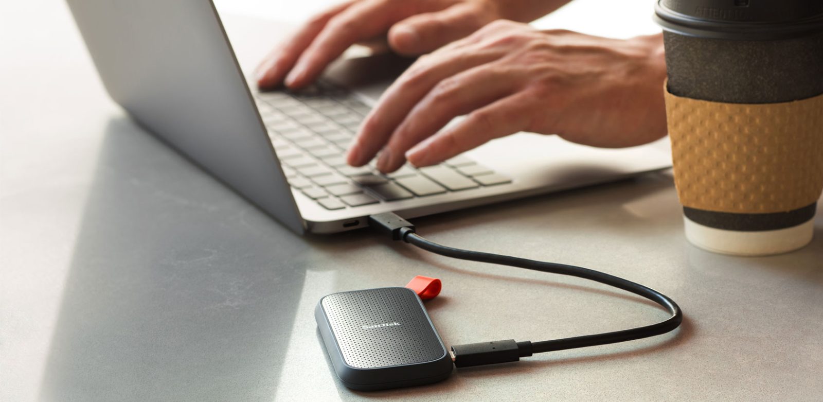 SSD externe 1 To Maroc : SanDisk Portable branché